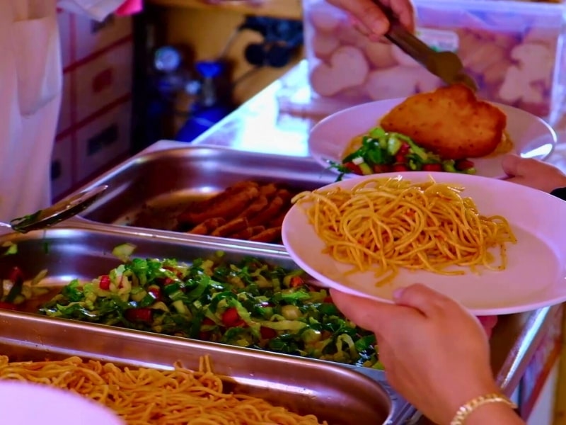 Tekne Üzerinde Yemek Keyfi