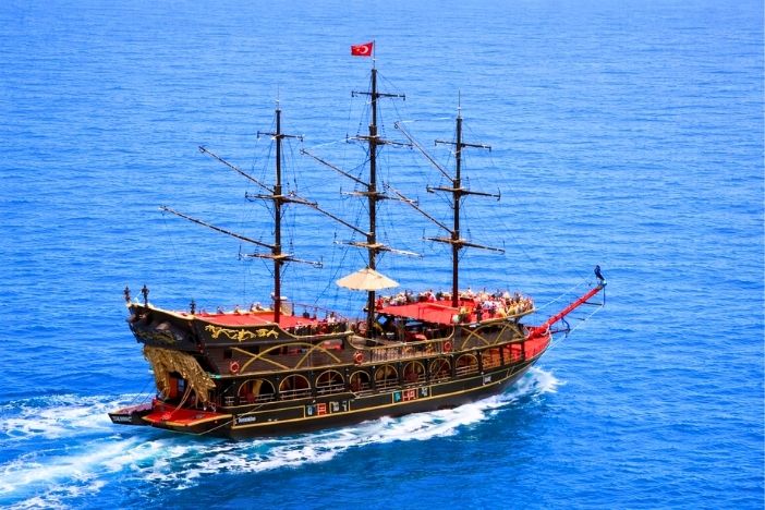 Alanya Tıtanıc Korsan Tekne Turu Feature