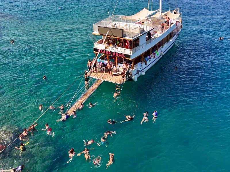 Berrak Sularda Yüzme Molası