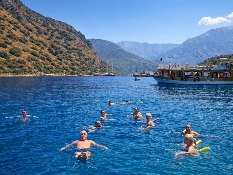 Turkuaz Sularda Yüzme