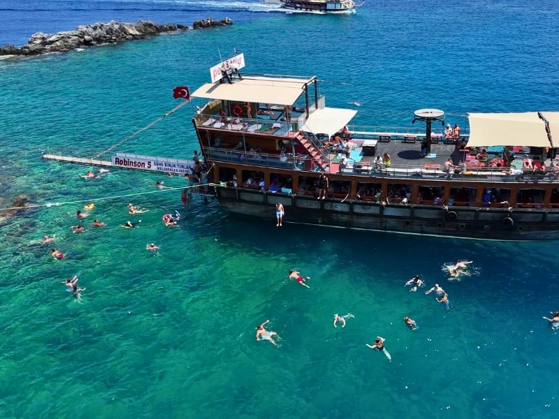 Turkuaz Sularda Yüzme Keyfi