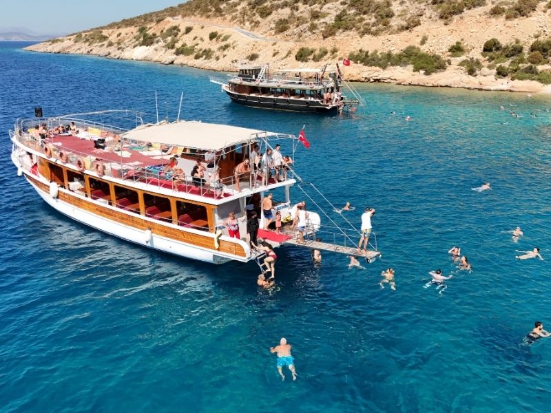 Meteor Koyu'nda yüzme molası verilir.